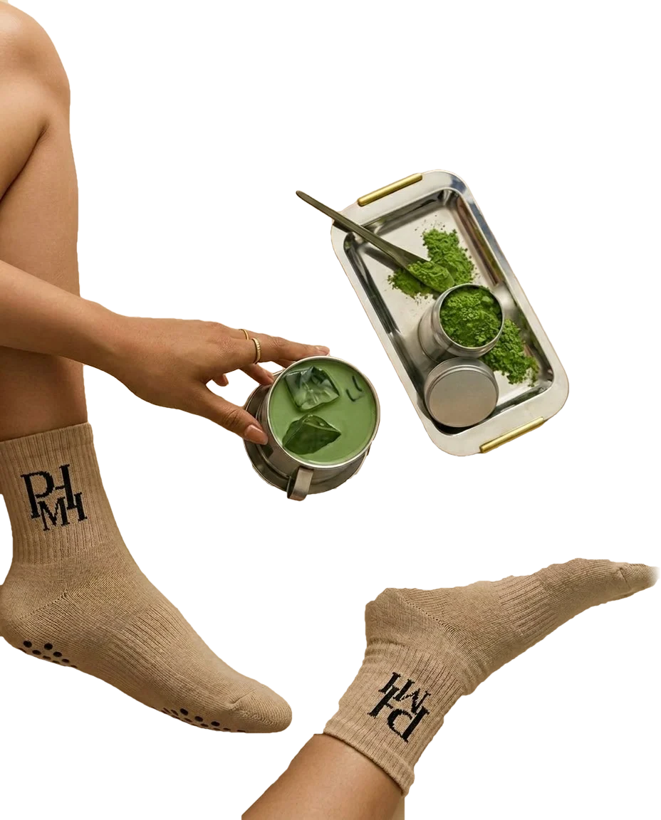 Füsse in PMH Grip Socks neben einem Matcha