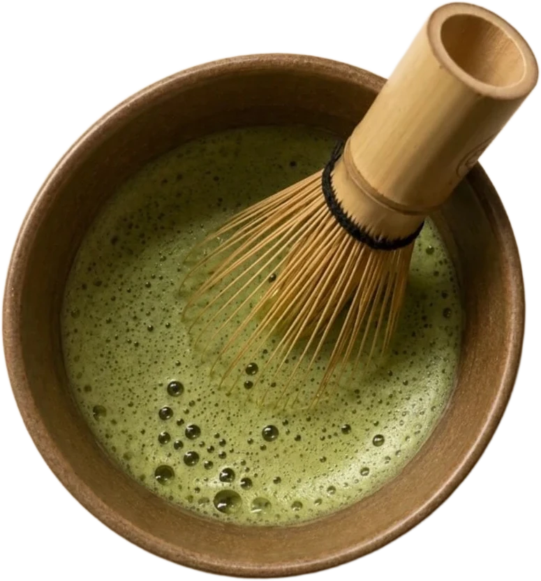 Frisch aufgeschlagener Matcha in der Schale mit Bambusbesen